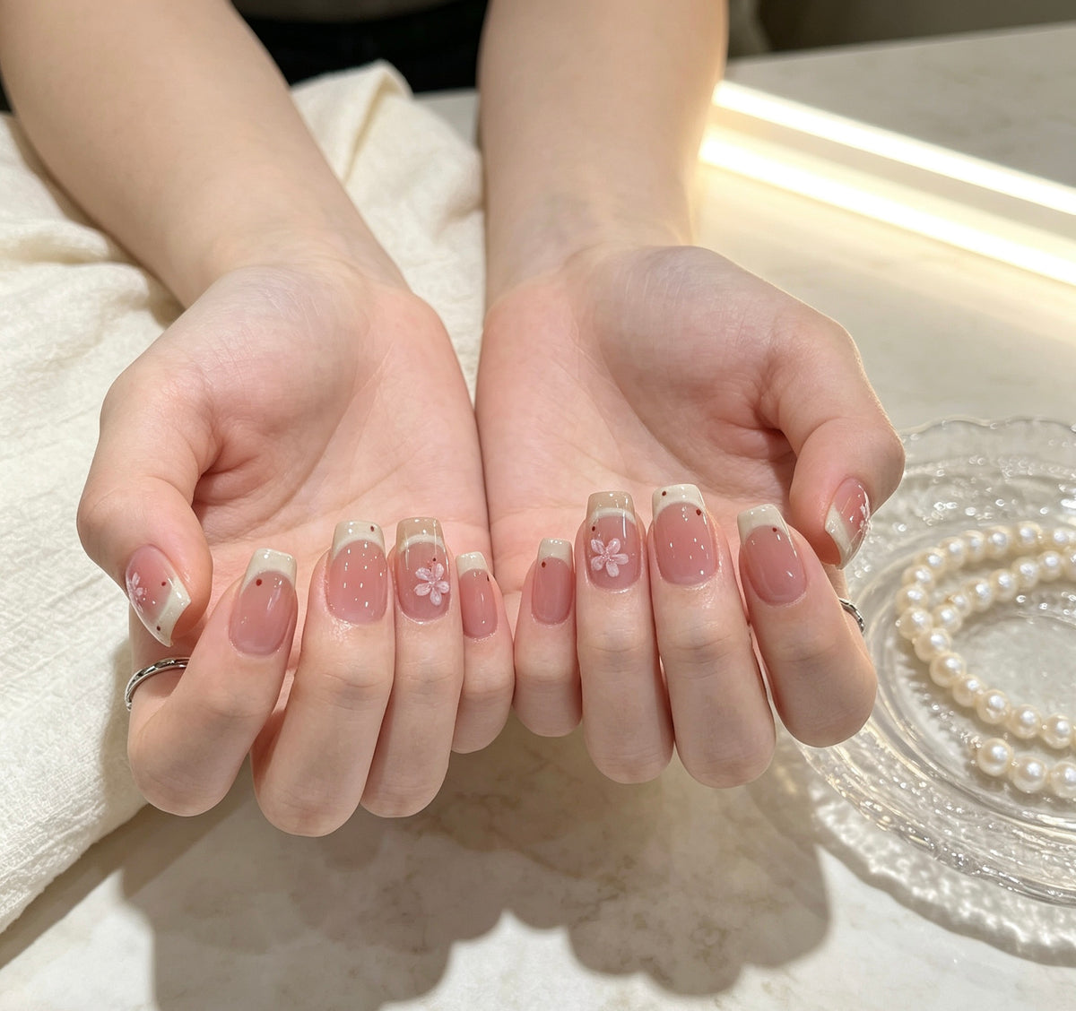 0.62-inch flesh colored French square milky white pointed petal patch for wearing nail art